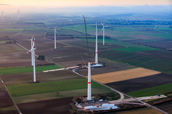 Luftaufnahme von Riesenkran zum Repowering des Windpark Minfeld. JUWI ersetzt vier Altanlagen (GE 1.5) aus 2004 durch zwei neue, modernen Anlagen vom Typ Vestas V162 mit je sechs MW im Bundesland Rheinland-Pfalz, Deutschland