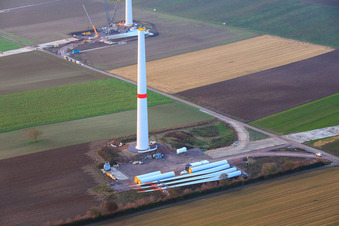 Schrägluftbild von Riesenkran zum Repowering des Windpark Minfeld. JUWI ersetzt vier Altanlagen (GE 1.5) aus 2004 durch zwei neue, modernen Anlagen vom Typ Vestas V162 mit je sechs MW im Bundesland Rheinland-Pfalz, Deutschland