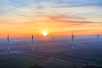 Luftbild von Sonnenuntergang beim Windpark Freckenfeld im Bundesland Rheinland-Pfalz, Deutschland