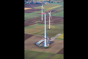 Repowering des Windpark Minfeld. JUWI ersetzt vier Altanlagen (GE 1.5) aus 2004 durch zwei neue, modernen Anlagen vom Typ Vestas V162 mit je sechs MW in Kandel im Bundesland Rheinland-Pfalz, Deutschland