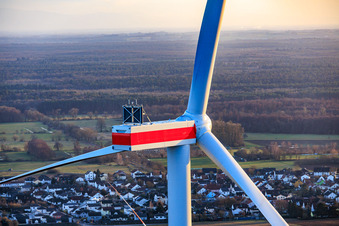 Repowering des Windpark Minfeld. JUWI ersetzt vier Altanlagen (GE 1.5) aus 2004 durch zwei neue, modernen Anlagen vom Typ Vestas V162 mit je sechs MW in Kandel im Bundesland Rheinland-Pfalz, Deutschland von oben
