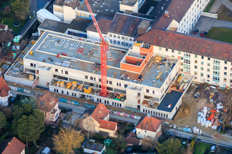 Baustelle zur Erweiterung der Asklepios Südpfalzklinik Kandel im Bundesland Rheinland-Pfalz, Deutschland von einer Drohne aus
