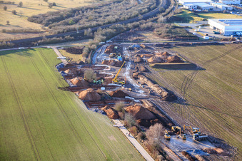 Schrägluftbild von Baustelle der Vulcan Energy für eine Anlage zur Gewinnung von Lithium und Erdwärme auf dem Radweg und der ehemaligen Bahnstrecke zwischen Herxheim und Landau in Landau in der Pfalz im Bundesland Rheinland-Pfalz, Deutschland