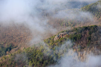 Luftbild von Orensfels mit Windsack in Wolken in Frankweiler im Bundesland Rheinland-Pfalz, Deutschland