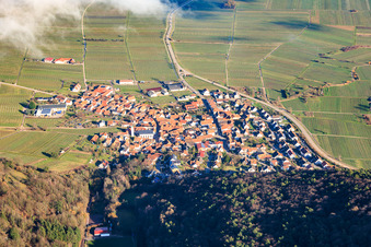 Winzerort unter Wolken aus Westen in Eschbach im Bundesland Rheinland-Pfalz, Deutschland