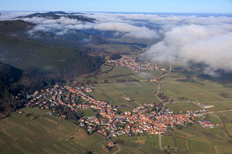Winzerort unter Wolken von Süden in Frankweiler im Bundesland Rheinland-Pfalz, Deutschland
