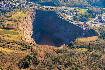 Steinbruch Albersweiler von Norden im Bundesland Rheinland-Pfalz, Deutschland