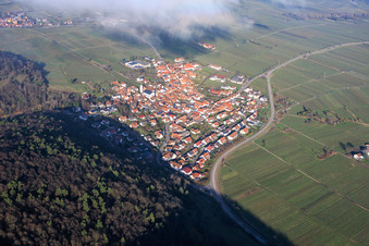 Winzerort unter Wolken aus Südwesten in Eschbach im Bundesland Rheinland-Pfalz, Deutschland