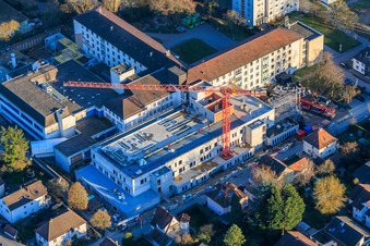 Baustelle zur Erweiterung der Asklepios Südpfalzklinik Kandel im Bundesland Rheinland-Pfalz, Deutschland aus der Vogelperspektive