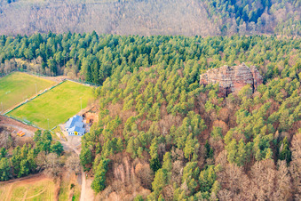 Sportplatz der Sportfreunde Bundenthal 1984 eV am Naturdenkmal Fladensteine (Buntsandsteinfelsen) im Bundesland Rheinland-Pfalz, Deutschland