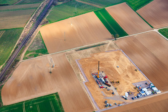 Bohrturm des zweiten Tiefenbohrplatz von Vulcan Energy zwischen Rohrbach und Insheim zur Förderung von Geothermie und Lithium im Bundesland Rheinland-Pfalz, Deutschland