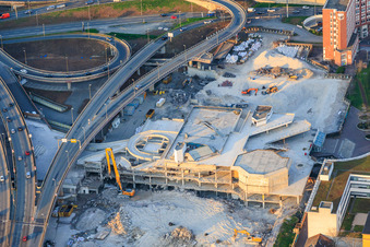 Bis auf die Grundmauern abgerissenes, ehemaliges Rathaus Center an der noch abzureissenden Hochstraße Nord(B44) im Ortsteil Mitte in Ludwigshafen am Rhein im Bundesland Rheinland-Pfalz, Deutschland
