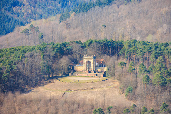 Freigeräumte Plattform vor dem renovierten Sieges- und Friedensdenkmal in Edenkoben im Bundesland Rheinland-Pfalz, Deutschland