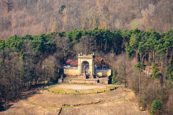 Freigeräumte Plattform vor dem renovierten Sieges- und Friedensdenkmal in Edenkoben im Bundesland Rheinland-Pfalz, Deutschland