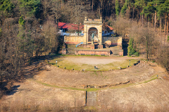 Freigeräumte Plattform vor dem renovierten Sieges- und Friedensdenkmal in Edenkoben im Bundesland Rheinland-Pfalz, Deutschland