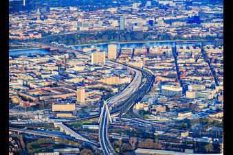 Baustelle der neugebauten Hochstraße Süd (B37) vom Hauptbahnhof bis zur Konrad-Adenauer-Brücke über den Rhein in Ludwigshafen am Rhein im Bundesland Rheinland-Pfalz, Deutschland