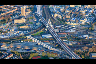 Pylonbrücke der B37 über den Bahnuhof und Brückenbaustelle für die Anbindung der Hochstraße Süd am Hauptbahnhof im Ortsteil Mitte in Ludwigshafen am Rhein im Bundesland Rheinland-Pfalz, Deutschland