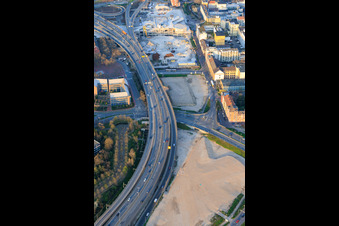 Gelände der künftigen Helmut-Kohl Allee auf dem Grund des bis auf die Grundmauern abgerissenen, ehemaligen Rathaus Center an der noch abzureissenden Hochstraße Nord(B44) im Ortsteil Mitte in Ludwigshafen am Rhein im Bundesland Rheinland-Pfalz, Deutschland