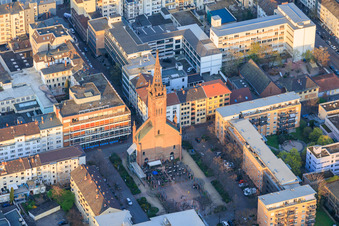 Lutherplatz mit Pizzeria La Torre Da Angelo in der ehemaligen Lutherkirche im Ortsteil Mitte in Ludwigshafen am Rhein im Bundesland Rheinland-Pfalz, Deutschland