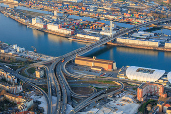 Brückenauffahrt der Hochstraße Nord(B44) zur Konrad-Schuhmacher Rheinbrücke mit Würfelbunker, die ab August 2026 abgerissen werden soll im Ortsteil Mitte in Ludwigshafen am Rhein im Bundesland Rheinland-Pfalz, Deutschland