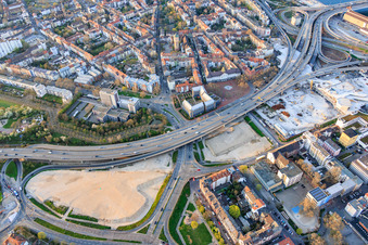 Gelände der künftigen Helmut-Kohl Allee auf dem Grund des bis auf die Grundmauern abgerissenen, ehemaligen Rathaus Center an der noch abzureissenden Hochstraße Nord(B44) im Ortsteil Mitte in Ludwigshafen am Rhein im Bundesland Rheinland-Pfalz, Deutschland