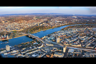 Stadtpanorama aus Nordwesten am Rheinufer vom Zollhof bis zur Parkinsel mit Konrad-Adenauer-Brücke und Berliner Platz im Ortsteil Mitte in Ludwigshafen am Rhein im Bundesland Rheinland-Pfalz, Deutschland