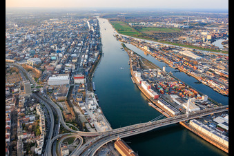 BASF-Gelände am Rheinufer von Süden in Ludwigshafen am Rhein im Bundesland Rheinland-Pfalz, Deutschland
