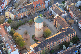 Grundschule Gräfenauschule und historischer Wasserturm im Ortsteil Hemshof in Ludwigshafen am Rhein im Bundesland Rheinland-Pfalz, Deutschland