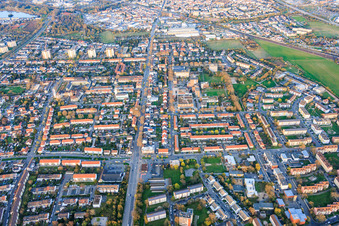 Maudacher Straße aus Westen im Ortsteil Gartenstadt in Ludwigshafen am Rhein im Bundesland Rheinland-Pfalz, Deutschland