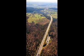 Verlauf der A8 nach Osten vom Rastplatz Steinig im Ortsteil Untermutschelbach in Karlsbad im Bundesland Baden-Württemberg, Deutschland