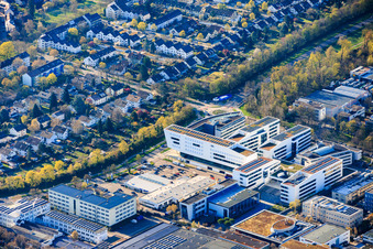 Fiduciastraße x Ostmarkstraße mit Atruvia AG, UKBW Akademie und Pneuhage Reifen und Autoservice im Ortsteil Durlach in Karlsruhe im Bundesland Baden-Württemberg, Deutschland