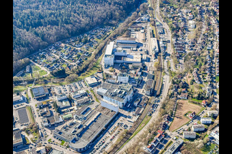 Industriegebiet Industriestraße mit Inovan GmbH & Co. KG und Möbelzentrum Pforzheim in Birkenfeld im Bundesland Baden-Württemberg, Deutschland
