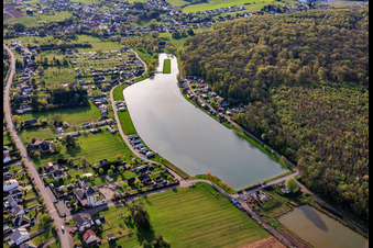 Zwei Teiche "Étang Saint-Vit" und eine Insel als Landebahn im Ortsteil Blauberg in Saargemünd im Bundesland Moselle, Frankreich