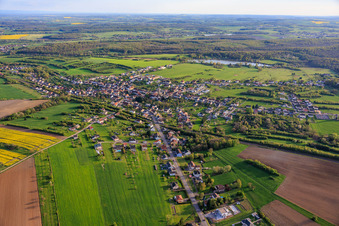 Ortsansicht vor dem Teiche am Weihergraben aus Norden in Farschviller im Bundesland Moselle, Frankreich