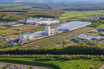 Glashütte AGC Glass Seingbouse SAS mit großer Freiflächen PV-Anlage im Bundesland Moselle, Frankreich