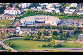 Halbrundes Gebäude des CINÉMA CGR Freyming-Merlebach "10 Cinemas" im Ortsteil Sainte-Barbe im Bundesland Moselle, Frankreich