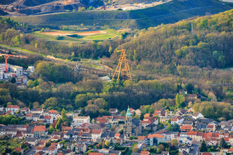 Historischer Berwerksförderturm Le puits Cuvelette Nord und Kirche Saint-Maurice im Ortsteil Cité de la Chapelle in Freyming-Merlebach im Bundesland Moselle, Frankreich