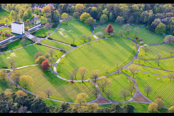 Grabsteinreihen und Parkanlage auf dem Amerikanischer Militärfriedhof und Gedenkstätte von Saint-Avold im Ortsteil Forêts de Zang et du Steinberg im Bundesland Moselle, Frankreich