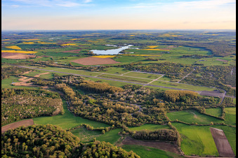 Landebahn des ehemaligen Miltärflugplatz Grostenquin aus Nordosten in Bistroff im Bundesland Moselle, Frankreich