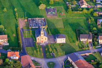 Kirche Saint-Joseph und Mairie von Westen in Frémestroff im Bundesland Moselle, Frankreich