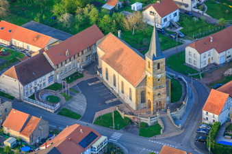Kirche und Mairie De Leyviller in Leyweiler im Bundesland Moselle, Frankreich