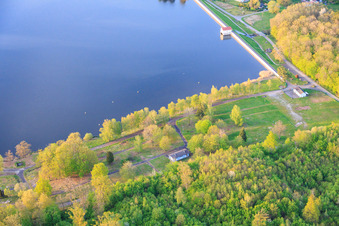 Damm La digue de dief am Étang de Diefenbach in Puttelange-aux-Lacs im Bundesland Moselle, Frankreich