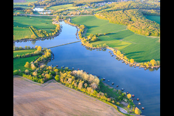 Brücke über den See Etang du Welschhof in Puttelange-aux-Lacs im Bundesland Moselle, Frankreich