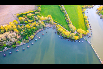 Brücke über den See Etang du Welschhof in Puttelange-aux-Lacs im Bundesland Moselle, Frankreich