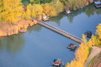 Brücke über das Ostenden des Sees Etang du Welschhof in Puttelange-aux-Lacs im Bundesland Moselle, Frankreich