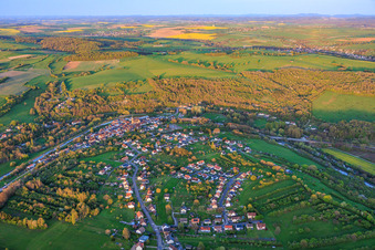 Dorfansicht in eimem Bogen von Saar und Canal des Houillères de la Sarre (Saarkanal) in Wittring im Bundesland Moselle, Frankreich