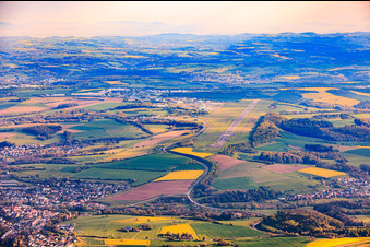 Landebahn des Flughafen TRIWO Zweibrücken EDRZ aus Süden im Ortsteil Brenschelbach in Blieskastel im Bundesland Saarland, Deutschland