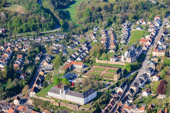 Schloßberg mit Orangerie, St. Anna und St. Philipp (Schlosskirche), Grundschule der Stadt Blieskastel Kirchberg-Schlossberg - DEPENDANCE und Kreisvolkshochschule Saarpfalz-Kreis im Schloss im Bundesland Saarland, Deutschland