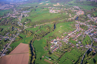 Verlauf der Blies an der deutsch-französischen Landesgrenze und Kirche St. Martin Habkirchen in Mandelbachtal im Bundesland Saarland, Deutschland
