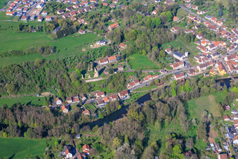 Château de Frauenberg und Kirhe Église Saint-Jacques-le-Majeur über der Blies im Bundesland Moselle, Frankreich